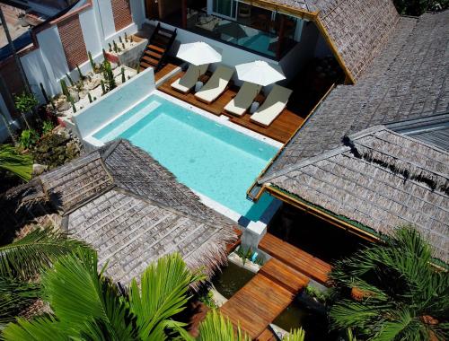 an overhead view of a swimming pool with chairs and a house at Villa Vara - Tropical Pool Villa in Ao Nang Beach