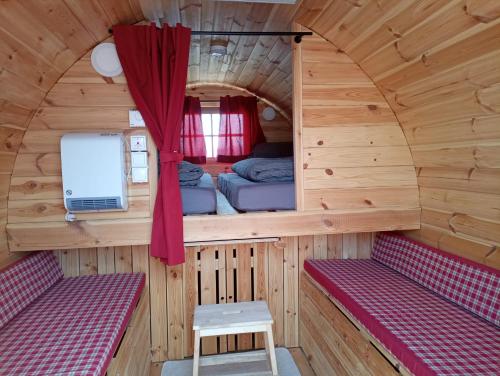 ein Zimmer mit 2 Betten in einem winzigen Haus in der Unterkunft Fichtelpark in Kirchenlamitz