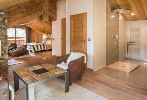 a living room with a couch and a table at Chalet Kalliste spacieux Meribel 5 min des pistes avec Spa in Les Allues