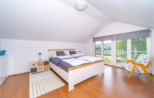 Ένα ή περισσότερα κρεβάτια σε δωμάτιο στο Nice Home In Drenov Bok With Wifi