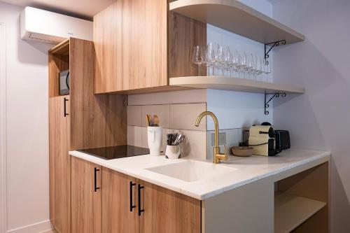 une cuisine avec un évier et des armoires en bois dans l'établissement Unique Opportunité - C3, à Saint-Tropez