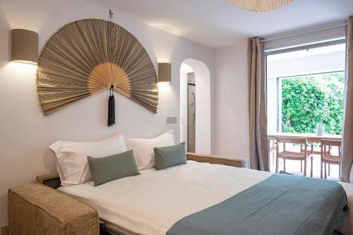 een slaapkamer met een bed en een grote ventilator aan de muur bij Superbe 3 pièces dans Saint Tropez avec piscine et terrasse in Saint-Tropez