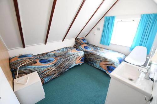 a room with a bed and a sink in it at Vrijvakantiehuis Blumstraat 1 in Aagtekerke