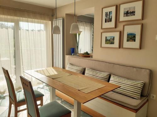 jadalnia ze stołem i kanapą w obiekcie Rita apartman w Siófoku