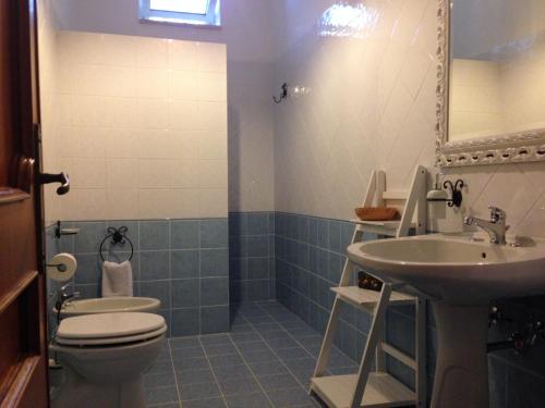 サン・ピエトロ・イン・ベヴァーニャにあるVilla San Micheleのバスルーム(トイレ、洗面台付)