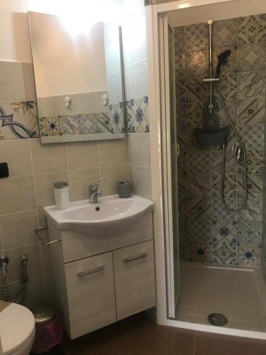 y baño con lavabo y ducha. en Fontane Bianche Guest Rooms, en Fontane Bianche