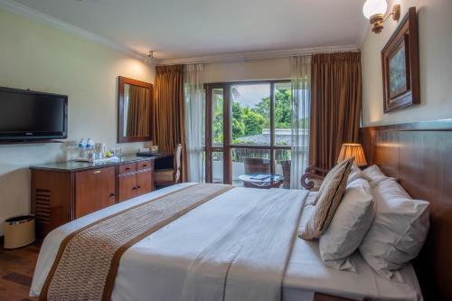 Ein Bett oder Betten in einem Zimmer der Unterkunft Fish Tail Lodge