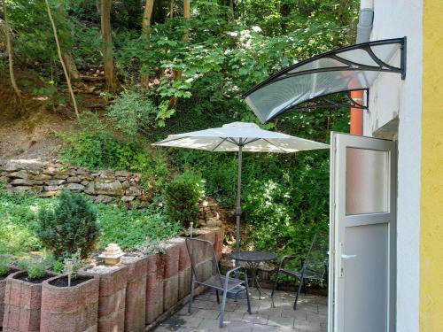 patio con ombrellone, tavolo e sedie di KOBLENZ O&O Apartment a Coblenza