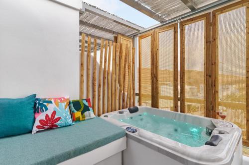 KanalaにあるMantellina Suitesの窓付きの客室で、バスルーム(バスタブ付)が備わります。