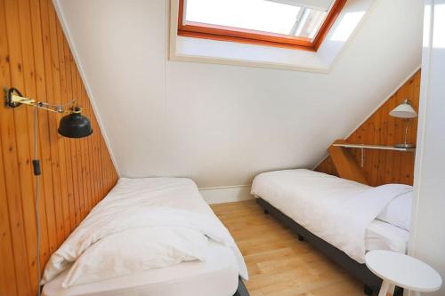 Postel nebo postele na pokoji v ubytování Schuurmanstraat 133