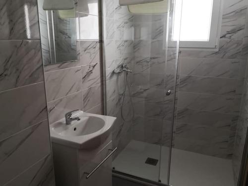 y baño con ducha, lavabo y espejo. en ▷ Modern house 5 min by car from the beach :), en Puzol