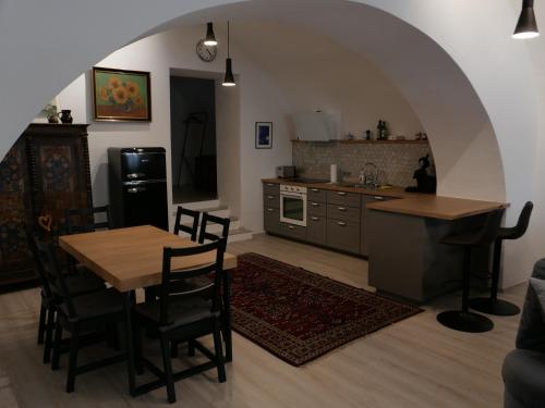een keuken met een tafel en stoelen en een keuken met een aanrecht bij exquisit home in historic vault in Gmunden