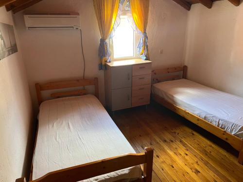 Ένα ή περισσότερα κρεβάτια σε δωμάτιο στο Urban House Koukouroumas