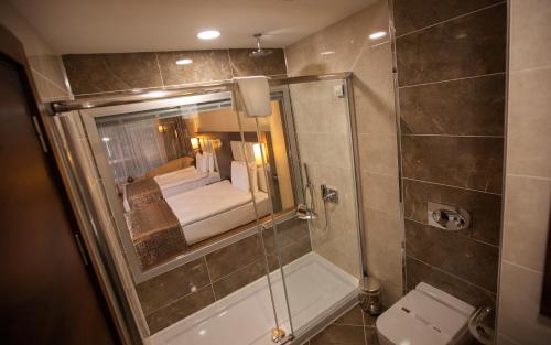 Koupelna v ubytování Mitannia Regency Hotel