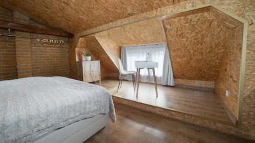 1 dormitorio con cama, mesa y espejo en PerfectSpa Apartment, en Humenné