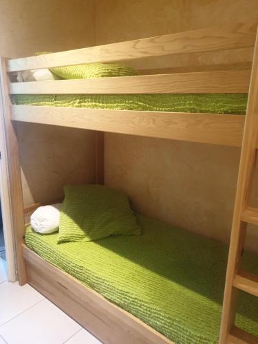 Postel nebo postele na pokoji v ubytování Studio cabine familial, rez de chaussée,piscine et parking privés