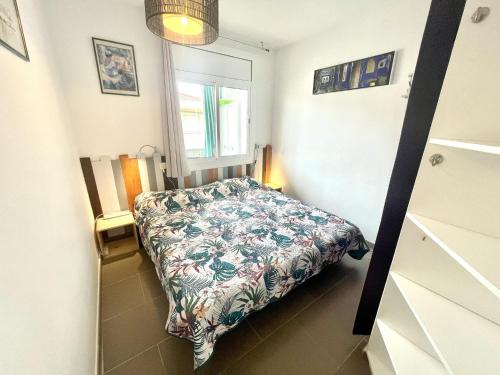 Un pat sau paturi într-o cameră la Les Sirenes