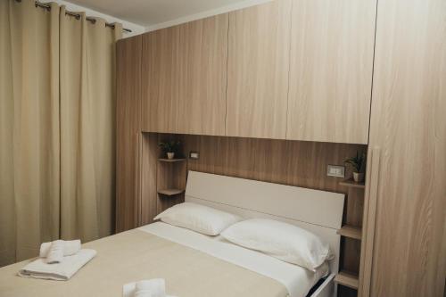 Una cama o camas en una habitación de B&B OASI SUL MARE San Salvo Marina