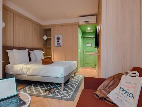 a bedroom with a bed and a green door at Aparthotel AMMI Nice Lafayette in Nice