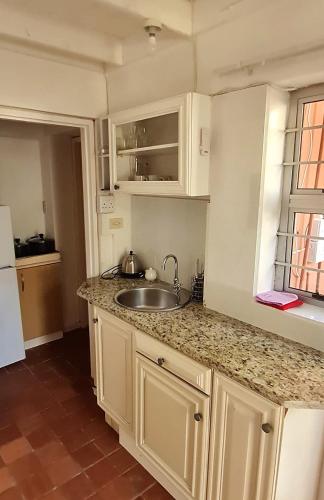una cocina con fregadero y encimera en Ocean Walk Penguin, en Zinkwazi Beach