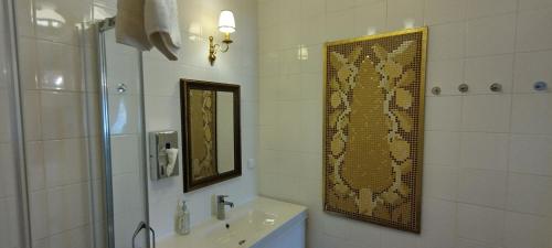 La salle de bains est pourvue d'un lavabo et d'un miroir. dans l'établissement Labanoro troba, à Labanoras