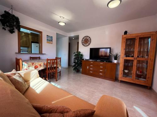 een woonkamer met een bank en een eetkamer bij ACV- Marina Trebol III-2ª Linea planta 1 sur-3 habitaciones in Oropesa del Mar