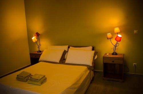 sypialnia z łóżkiem z dwoma lampami i dwoma stołami w obiekcie Room in Villa - Comfortable and welcoming Suite with terrace overlooking the lake w Antananarywie
