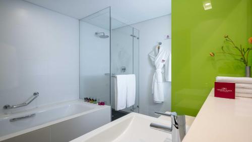 Salle de bains dans l'établissement Crowne Plaza Tel Aviv City Center by IHG