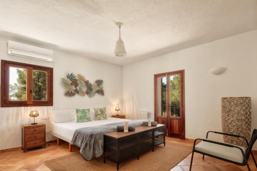 - une chambre avec un lit, une table et une chaise dans l'établissement Can Rich, à Santa Gertrudis de Fruitera