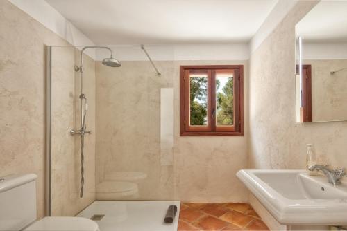 La salle de bains est pourvue d'une douche, de toilettes et d'un lavabo. dans l'établissement Can Rich, à Santa Gertrudis de Fruitera