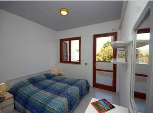 サン・ヴィート・ロ・カーポにあるVacanza relaxのベッドルーム(ベッド1台、窓付)