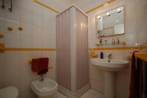 サン・ヴィート・ロ・カーポにあるVacanza relaxのバスルーム(シャワー、洗面台、トイレ付)