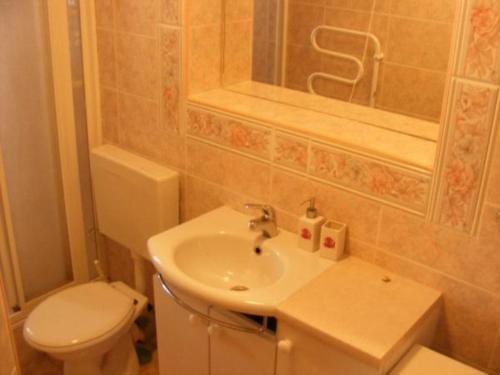 Un baño con lavabo, inodoro y espejo. en Apartment Pomirenja, en Korčula