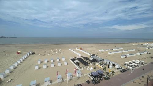 een luchtzicht op een strand met veel tenten bij Sea and Dunes in Knokke-Heist