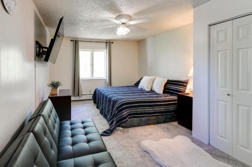 um quarto com uma cama e uma janela em Fairbanks Vacation Rental with Aurora Views! em Fairbanks