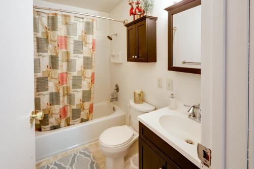 uma casa de banho com um WC, um lavatório e um chuveiro em Fairbanks Vacation Rental with Aurora Views! em Fairbanks