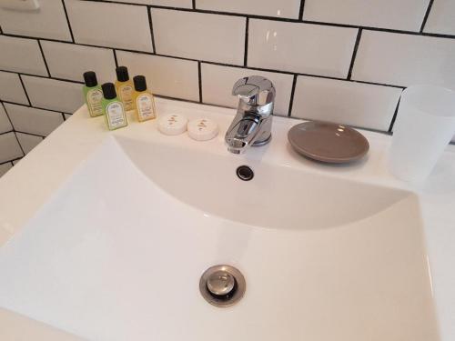 lavabo con grifo y jabón en Coeur de Rouen en Ruan