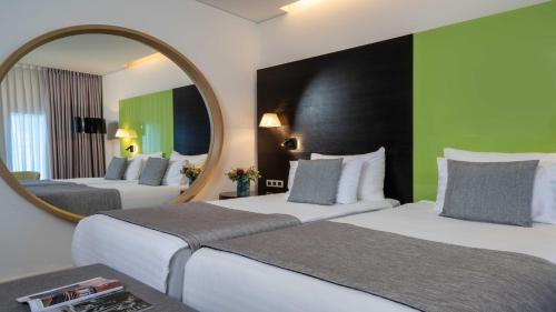 Un ou plusieurs lits dans un hébergement de l'établissement Crowne Plaza Tel Aviv City Center by IHG