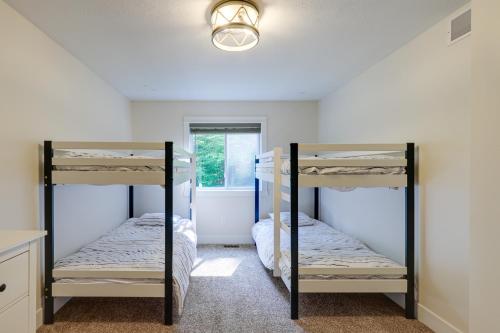 Ce dortoir comprend 2 lits superposés et une fenêtre. dans l'établissement Serene Pentwater Getaway with Yard Near Lakes, à Pentwater
