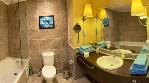 A bathroom at ROYAL BEACH & APARTAMENT