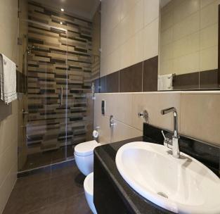 une salle de bain avec un lavabo et des toilettes dans l'établissement Carona amour`, à Cannes