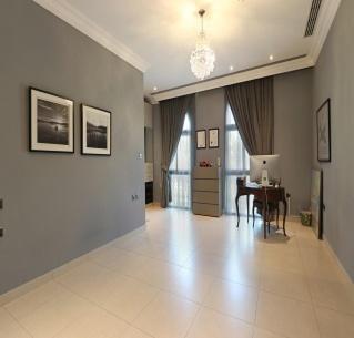 un salon avec une table et une salle à manger dans l'établissement Carona amour`, à Cannes