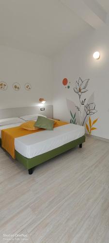 1 dormitorio con 1 cama en una habitación blanca en Sienda Cesira, en Muravera