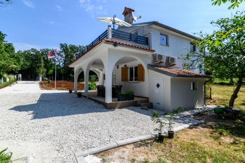 Holiday house with a swimming pool Medulin - 21049