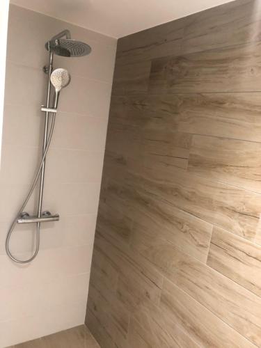 une salle de bain avec douche et parquet dans l'établissement Bruit de mer, à Saint-Jean-de-Monts