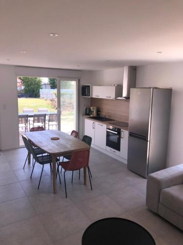 Il comprend une cuisine et une salle à manger avec une table et un réfrigérateur. dans l'établissement Bruit de mer, à Saint-Jean-de-Monts