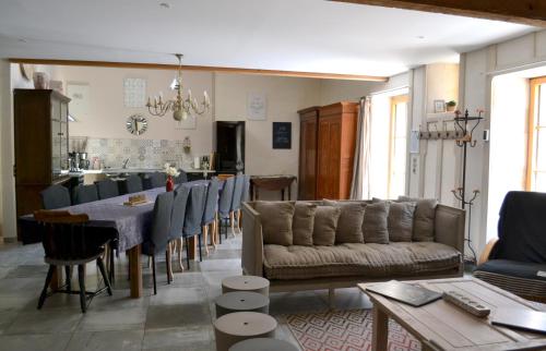 un salon avec un canapé, une table et des chaises dans l'établissement Grand gîte écologique à la campagne et accessible, à Cabariot