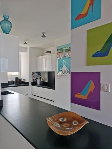 une cuisine avec une table avec un bol dessus dans l'établissement Marina dream, à Toulon