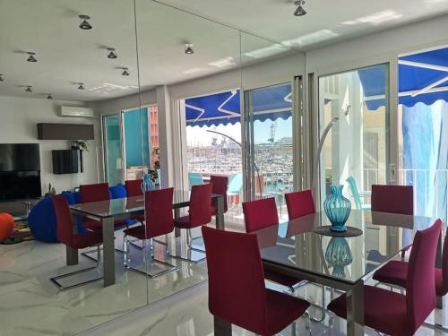 une salle à manger avec une table et des chaises rouges dans l'établissement Marina dream, à Toulon