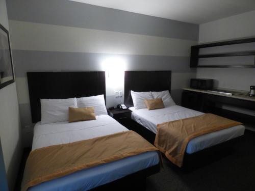 Habitación con 2 camas en una habitación de hotel en Republic Hotel, en Big Lake